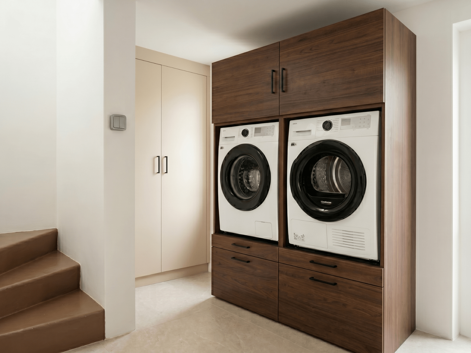 Buanderie aménagée avec meuble machine à laver et espaces de rangement