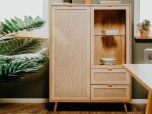 Commode haute BALO 2 portes 2 tiroirs chêne sonoma/effet roseau naturel